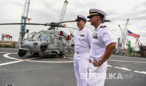 Personel angkatan laut Amerika Serikat berada di atas kapal komando USS Blue Ridge (LCC-19) yang bersandar di dermaga JICT 2, Pelabuhan Tanjung Priok, Jakarta, Rabu (1/5/2019). 