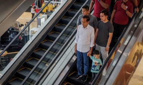 Presiden Joko Widodo bersama anaknya Gibran Rakabuming dan cucunya Jan Ethes mengunjungi pusat perbelanjaan di The Park Mall, Solo Baru, Sukoharjo, Jawa Tengah, Rabu (1/5/2019).