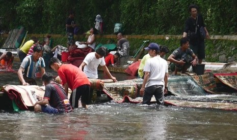 Para remaja masjid dan takmir ramai- ramai mencuci karpet dan tikar masjid, di sumber air Muncul, Kecamatan Banyubiru, Kabupaten Semarang, Jawa Tengah, Rabu (1/5). Kegiatan ini menjadi rutinitas setiap menjelang datangnya bulan suci Ramadhan, di kawasan sumber air tersebut. 