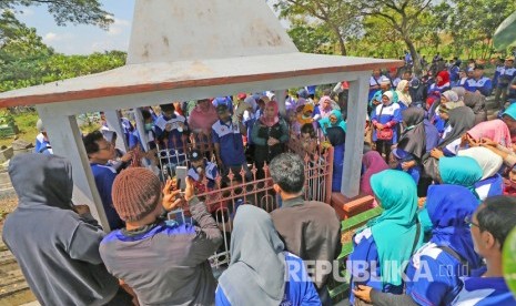 Sejumlah buruh memanjatkan doa di makam Marsinah di Desa Nglundo, Nganjuk, Jawa Timur, Rabu (1/5/2019).