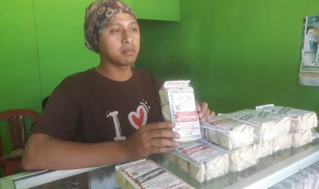 Tiga anak H. Obang, pemilik usaha wajit di Cililin, Kabupaten Bandung Barat tengah mengolah bahan yang akan dijadikan wajit, Kamis (2/5).