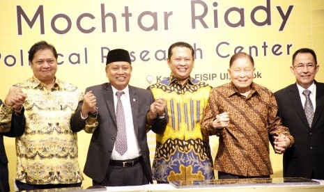 Menteri Riset Teknologi dan Pendidikan Tinggi Mohamad Nasir (kedua kiri), Pengusaha Mochtar Riady (kedua kanan), Rektor UI Muhammad Anis (kanan), Menteri Perindustrian Airlangga Hartarto (kiri) dan Ketua DPR Bambang Soesatyo (tengah) berjabat tangan usai meresmikan Gedung Mochtar Riady FISIP Universitas Indonesia (UI), Depok, Jawa Barat, Kamis (2/5/2019)