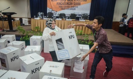 Petugas Panitia Pemilihan Kecamatan (PPK) membawa kotak suara saat rapat pleno terbuka rekapitulasi hasil penghitungan suara tingkat Kecamatan di Bandung, Jawa Barat, Kamis (2/5/2019).