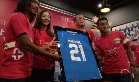 Persib Bandung jalin kerja sama dengan layanan aplikasi kesehatan, Halodoc di Graha Persib, Jalan Sulanjana, Kota Bandung, Kamis (2/5). 