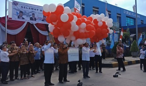 Sejumlah pimpinan instansi pemerintah bersama Ketua KPK Agus Rahardjo mendeklarasikan komitmen bersama zona integritas kawasan pelabuhan laut dan bandara, di Kantor Otoritas Pelabuhan, Tanjung Priok, Jakarta Utara, Kamis (2/5).