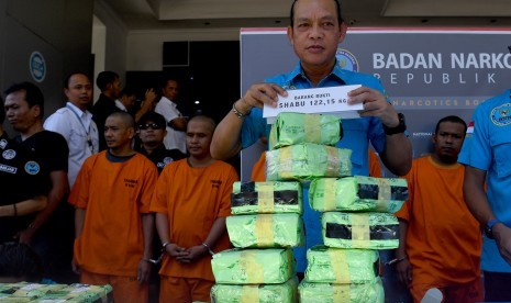 Deputi Pemberantasan BNN Irjen Pol Arman Depari menunjukkan barang bukti sabu saat rilis kasus narkotika di kantor BNN, Jakarta Timur, Kamis (2/5/2019). 