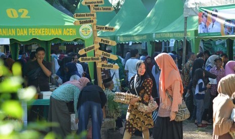 Pengunjung berbelanja berbagai kebutuhan pokok menyambut tradisi meugang ramadhan di Pasar Tani, Lampineung, Banda Aceh, Kamis (2/5/2019). 