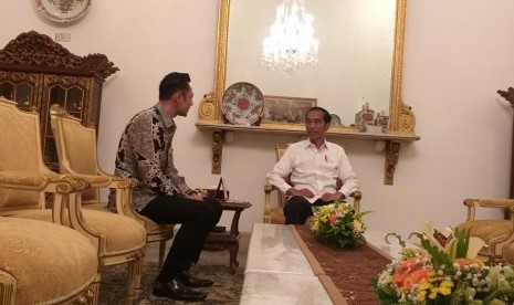 Presiden Jokowi menerima Ketua Umum Partai Demokrat, Agus Harimurti Yudhoyono (AHY) di Istana Merdeka, Kamis (2/5). (Ilustrasi)