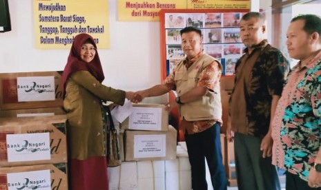 Pengumpulan 1 ton rendang di Kantor BPBD Sumbar, di Kota Padang, Kamis (2/5) untuk korban bencana banjir Bengkulu.