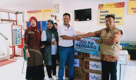 Pengumpulan 1 ton rendang di Kantor BPBD Sumbar, di Kota Padang, Kamis (2/5) untuk korban bencana banjir Bengkulu.