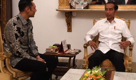 Presiden Joko Widodo (kanan) menerima kunjungan Komandan Komando Satuan Tugas Bersama (Kogasma) Partai Demokrat Agus Harimurti Yudhoyono (AHY) di Istana Negara, Jakarta, Kamis (2/5/2019). 