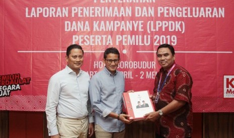 Cawapres nomor urut 02 Sandiaga Uno (tengah) dan Bendahara Badan Pemenangan Nasional (BPN) Prabowo-Sandi, Thomas Djiwandono (kiri) menyerahkan Laporan Penyelengaraan, Penerimaan dan Pengeluaran Dana Kampanye (LPPDK) Pilpres 2019 di Jakarta, Kamis (2/5/2019).