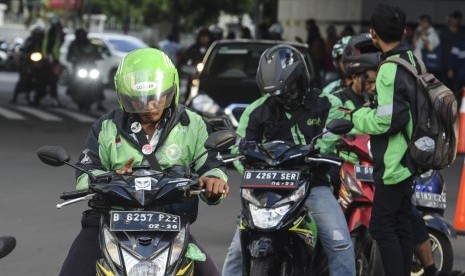 Pengendara ojek daring menunggu calon penumpang di Jakarta. Sebanyak 613 pengemudi ojek daring maupun ojek pangkalan melakukan pelanggaran saat PSBB. Ilustrasi.