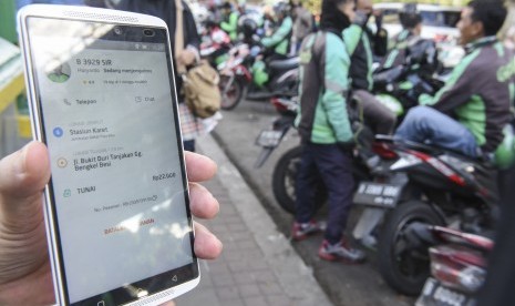 Calon penumpang menunjukan tarif ojek daring di Jakarta, Kamis (2/5/2019). 