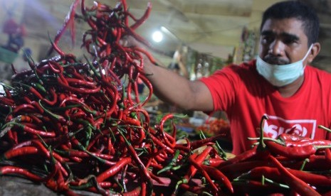 Jelang Ramadhan, Warga Kendari Serbu Pasar Tradisional. Pedagang menunjukan cabe keriting di Pasar Tradisional Mandonga, Kendari, Sulawesi Tenggara.