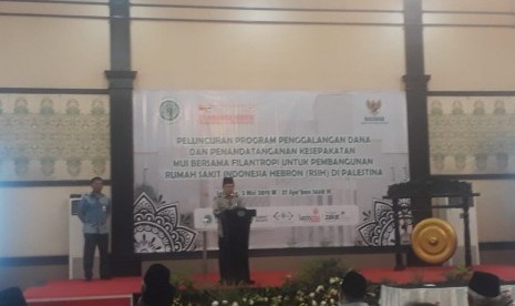 Wakil Presiden Jusuf Kalla meresmikan program penggalangan dana untuk pembangunan Rumah Sakit Indonesia Hebron (RSIH) Palestina, di Ballroom Hotel Grand Cempaka, Jakarta, Kamis (2/5).