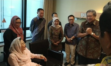 Sejumlah tokoh Gerakan Suluh Kebangsaan dan tokoh masyarakat melakukan silaturahmi dengan Presiden RI ke-6 Susilo Bambang Yudhoyono (SBY) sekaligus menjenguk kondisi terkini istri SBY, Kristiani Herrawati (Ani Yudhoyono) di National Universitas Hospital (NUH) Singapura, Jumat (3/5).