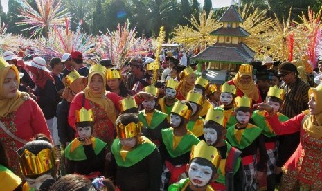 Sejumlah anak membawa replika Masjid Demak saat mengikuti Karnaval Budaya Dugder di Semarang, Jawa Tengah, Jumat (3/5/2019).