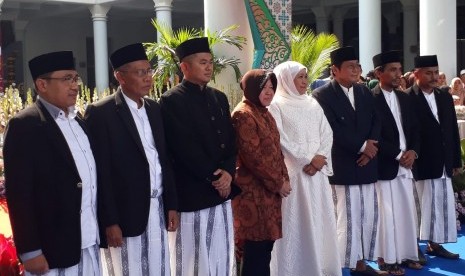 Gubernur Jawa Timur Khofifah Indar Parawansa dan Wali Kota Surabaya Tri Rismaharini menghadiri pelantikan pengurus Masjid Al Akbar, di Masjid Al Akbar, Surabaya, Jumat (3/5).