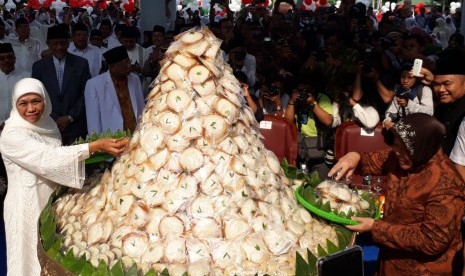 Gubernur Jawa Timur Khofifah Indar Parawansa dan Wali Kota Surabaya Tri Rismaharini menghadiri pelantikan pengurus Masjid Al Akbar, di Masjid Al Akbar, Surabaya, Jumat (3/5). 