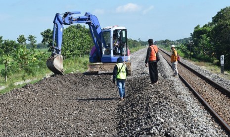 Pekerja melakukan aktivitas di lokasi pembangunan jalur ganda Kereta Api (KA) lintas selatan di antara Stasiun KA Madiun dengan Sasiun KA Barat, di Kabupaten Madiun, Jawa Timur, Jumat (3/5/2019).