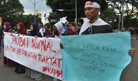 Aktivis KAMMI (Kesatuan Aksi Mahasiswa Muslim Indonesia) Banten berorasi saat menggelar aksi solidaritas untuk para petugas KPPS (Kelompok Penyelenggara Pemungutan Suara) yang meninggal dunia.