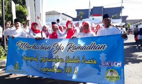 Ribuan warga Kota Sukabumi mengikuti pawai taaruf tarhib Ramadhan 1440 H yang dilepas dari Balai Kota Sukabumi Sabtu (4/5)