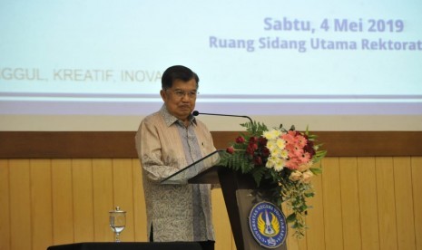 Wakil Presiden Jusuf Kalla meresmikan Gedung Program Pasca Sarjana Universitas Negeri Yogyakarta di Kampus UNY, Sleman, DIY, Sabtu (4/5).