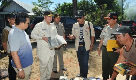 Wakil gubernur Sumbar Nasrul Abit didampingi Kabiro Humas Pemprov Sumbar dan BPBD Sumbar menyerahkan bantuan 1 ton rendang kepada warga korban banjir di Bengkulu, Sabtu (4/5). 