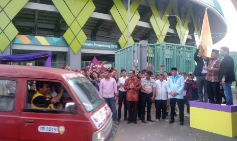 CEO PT Teknologi Olah Rancang Nusantara David Santoso bersama Wakil Wali Kota Bekasi dan perwakilan Kementerian Dinas Perhubungan melepas angkot online TRON pada acara peresmian di Stadion Patriot Candrabhaga, Kota Bekasi, Jumat (3/5). Keberadaan angkot online di Kota Bekasi ini merupakan yang pertama di seluruh Indonesia.