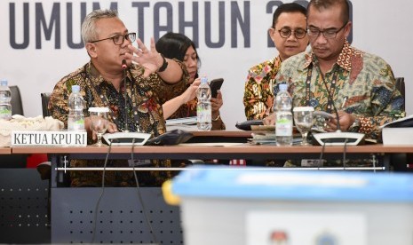 Ketua KPU Arief Budiman (kiri) dan Komisioner KPU Hasyim Asyari (kanan) mengikuti Rapat Pleno Rekapitulasi Suara Pemilu serentak 2019 Luar Negeri di gedung KPU, Jakarta, Sabtu (4/5/2019). 