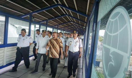 Menteri Perhubungan Budi Karya Sumadi (kedua kiri) dan Walikota Solo FX Hadi Rudyatmo (kedua kanan) berjalan dari Stasiun Balapan menuju Terminal Tirtonadi melalui jembatan penghubung antarmoda atau Skybridge saat kegiatan kunjungan di Solo, Jawa Tengah, Sabtu (4/5/2019).