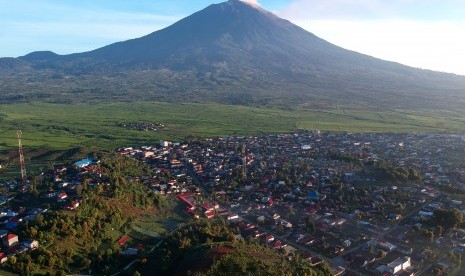 Foto aerial Gunung Kerinci dan kawasan perkampungan padat penduduk di Kayu Aro, Kerinci, Jambi, Sabtu (4/5/2019).