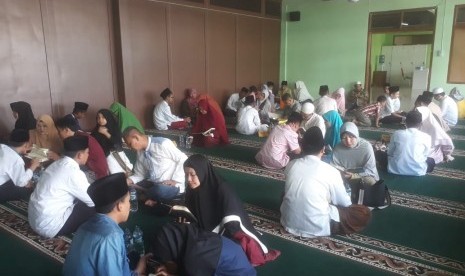 Seratusan lebih santri kelas 9 Madrasah Tsanawiyah (MTS) dan kelas 12 Madrasah Aliyah (MA) di Pondok Pesantren Tahfiz Misbahunnur di Kabupaten Bandung Barat menggelar Sema'an Al-quran dalam rangka menyambut bulan puasa Ramadan, Sabtu (4/5). Mereka membaca Al-quran tanpa melihat kitab dengan disimak oleh orangtua dan para guru.