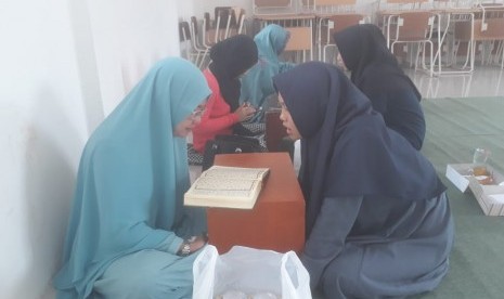 Seratusan lebih santri kelas 9 Madrasah Tsanawiyah (MTS) dan kelas 12 Madrasah Aliyah (MA) di Pondok Pesantren Tahfiz Misbahunnur di Kabupaten Bandung Barat menggelar Sema'an Al-quran dalam rangka menyambut bulan puasa Ramadan, Sabtu (4/5). Mereka membaca Al-quran tanpa melihat kitab dengan disimak oleh orangtua dan para guru.