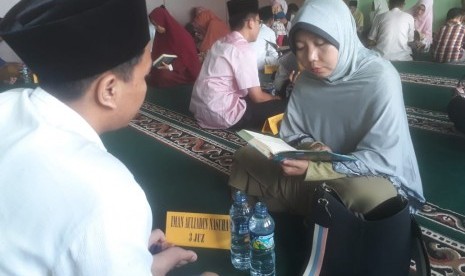 Seratusan lebih santri kelas 9 Madrasah Tsanawiyah (MTS) dan kelas 12 Madrasah Aliyah (MA) di Pondok Pesantren Tahfiz Misbahunnur di Kabupaten Bandung Barat menggelar Sema'an Al-quran dalam rangka menyambut bulan puasa Ramadan, Sabtu (4/5). Mereka membaca Al-quran tanpa melihat kitab dengan disimak oleh orangtua dan para guru.