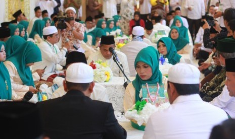 Sejumlah pasangan pengantin mengikuti nikah massal gratis 