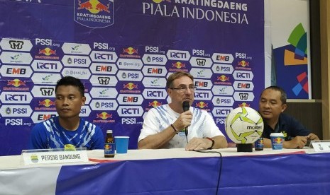 Pemain Persib Bandung, Dedi Kusnandar (kiri) dan pelatih Persib, Robert Rene Alberts (tengah) di Stadion Si Jalak Harupat, Kabupaten Bandung, Sabtu (4/5).