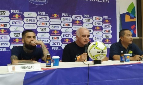 Pemain Borneo FC, Diego Michiels (kiri) dan pelatih Borneo FC, Mario Gomez (kanan) di Stadion Si Jalak Harupat, Kabupaten Bandung, Sabtu (4/5).