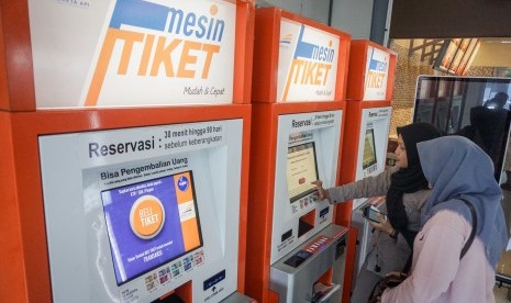 Calon penumpang memesan tiket kereta api melalui mesin pemesanan tiket di Stasiun Balapan, Solo, Jawa Tengah, Sabtu (4/5).