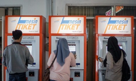 Calon penumpang memesan tiket kereta api melalui mesin pemesanan tiket di Stasiun Balapan, Solo, Jawa Tengah, Sabtu (4/5/2019). 