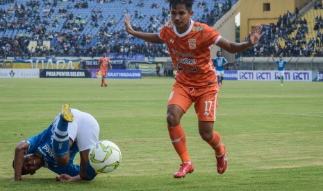 Abdul Rahman (kanan) saat membela Borneo FC. Abdul Rahman bersama Ambrizal Umanailo akan memperkuat Barito Putera musim ini.