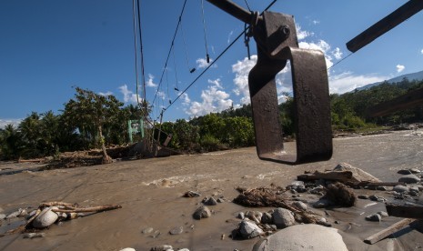 Jembatan gantung yang menghubungkan Dusun I dan II putus diterjang banjir bandang di Desa Tuva, Kecamatan Gumbasa, Sigi, Sulawesi Tengah, Sabtu (4/5/2019).