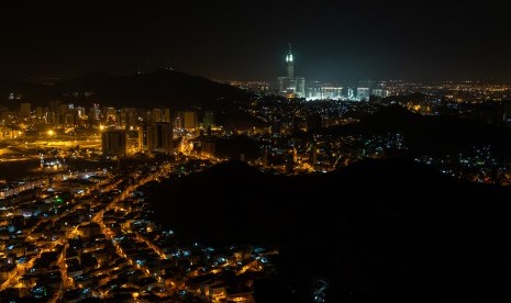  Ketakutan yang Dialami Nabi Muhammad di Gua Hira. Foto:  Suasana kota Makkah, dengan kompleks Masjidil Haram (tengah) terlihat dari dekat Gua Hira, di Jabal Nur (Bukit Cahaya), Makkah Al Mukarramah, Arab Saudi, Sabtu (4/5/2019) 