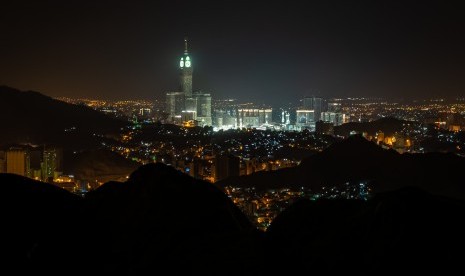 Suasana kota Makkah, dengan kompleks Masjidil Haram (tengah) terlihat dari dekat Gua Hira, di Jabal Nur (Bukit Cahaya), Makkah Al Mukarramah, Arab Saudi, Sabtu (4/5/2019) dini hari.