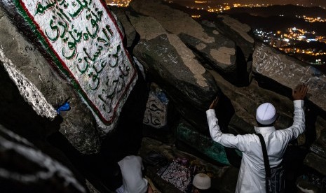 Rasulullah Senang Berlama-lama di Gua Hira, Ini yang Dilakukan Beliau. Peziarah bermunajat di Gua Hira, Jabal Nur (Bukit Cahaya), Makkah Al Mukarramah, Arab Saudi, Sabtu (4/5/2019) dini hari.