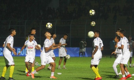 Pesepak bola Arema FC melakukan latihan dengan mengenakan jersey baru dalam Peluncuran Tim dan Jersey Arema FC Musim Kompetisi 2019 di Stadion Kanjuruhan, Malang, Jawa Timur, Sabtu (4/5/2019).