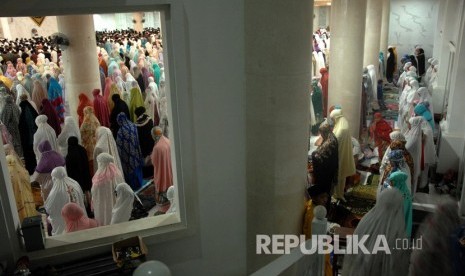 Umat muslim melaksanakan shalat Tarawih pertama di Masjid Agung Syekh Yusuf, Kabupaten Gowa, Sulawesi Selatan, Ahad (5/5/2019). 