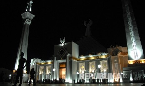 Umat muslim bersiap melaksanakan shalat Tarawih pertama di Masjid Agung Syekh Yusuf, Kabupaten Gowa, Sulawesi Selatan, Ahad (5/5/2019).