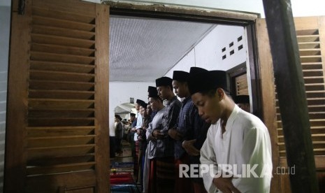 Sejumlah santri melakukan shalat tarawih pertama di Masjid Lama pondok pesantren (ponpes) Lirboyo, Kota Kediri, Jawa Timur, Ahad (5/5/2019) malam.